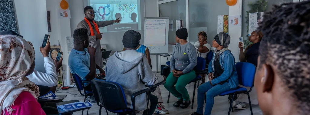 Un intervenant présente l'approche genre à des participants lors d'un atelier.